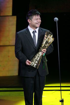 举重砸断腿视频_举重被砸脚_举重冠军砸脚了