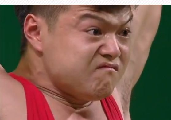 举重被砸脚_举重冠军砸脚了_举重砸断腿视频