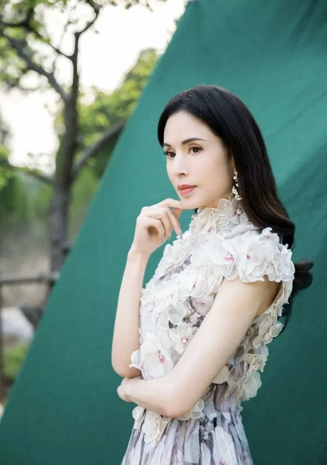 李若彤5月8日直播健身恰逢母亲节，与妈妈