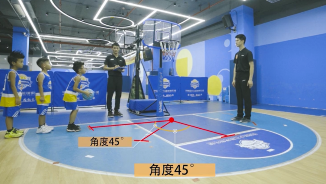 篮球双手握球_篮球规则双手持球_篮球规则双手拿球