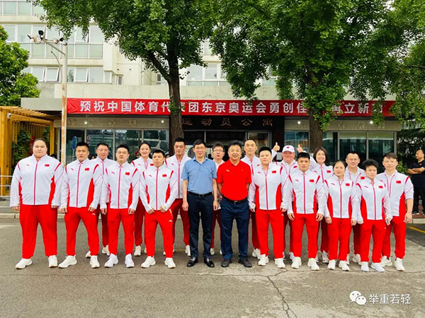 举重冠军世界中国是谁_中国举重世界第一冠军是_举重世界冠中国男子