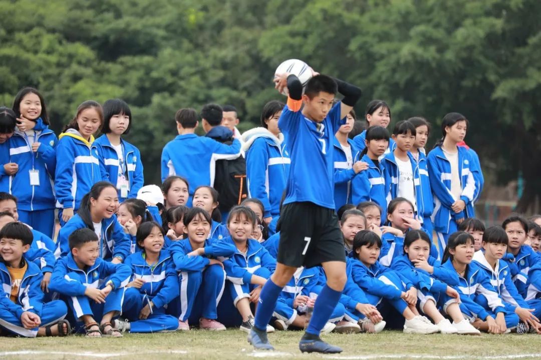 三亚少儿足球_三亚市第九小学足球赛规则_三亚足球场