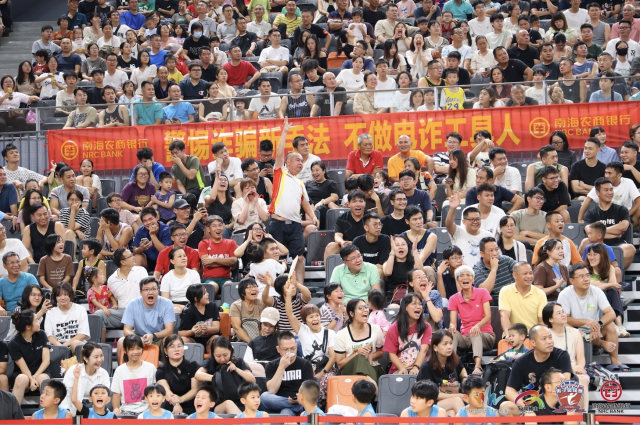 现场座无虚席，观众热情高涨。