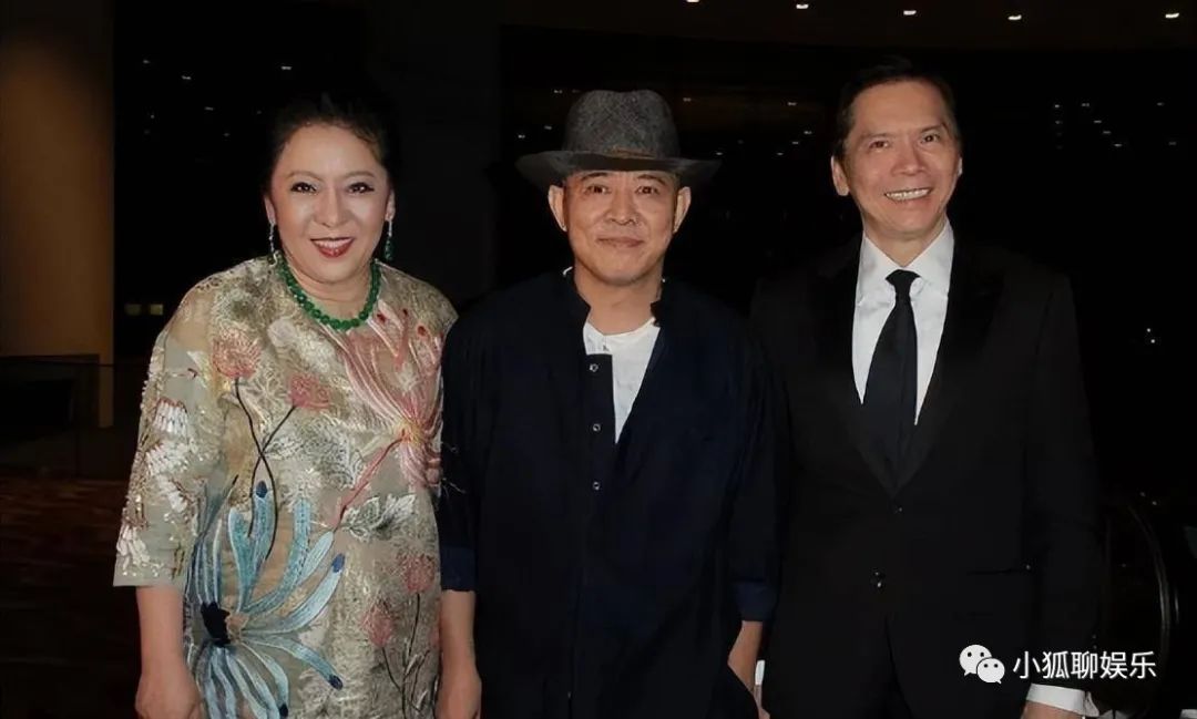 世界足球冠军黄秋燕_黄秋燕两个女孩足球_足球冠军2021黄秋燕女儿