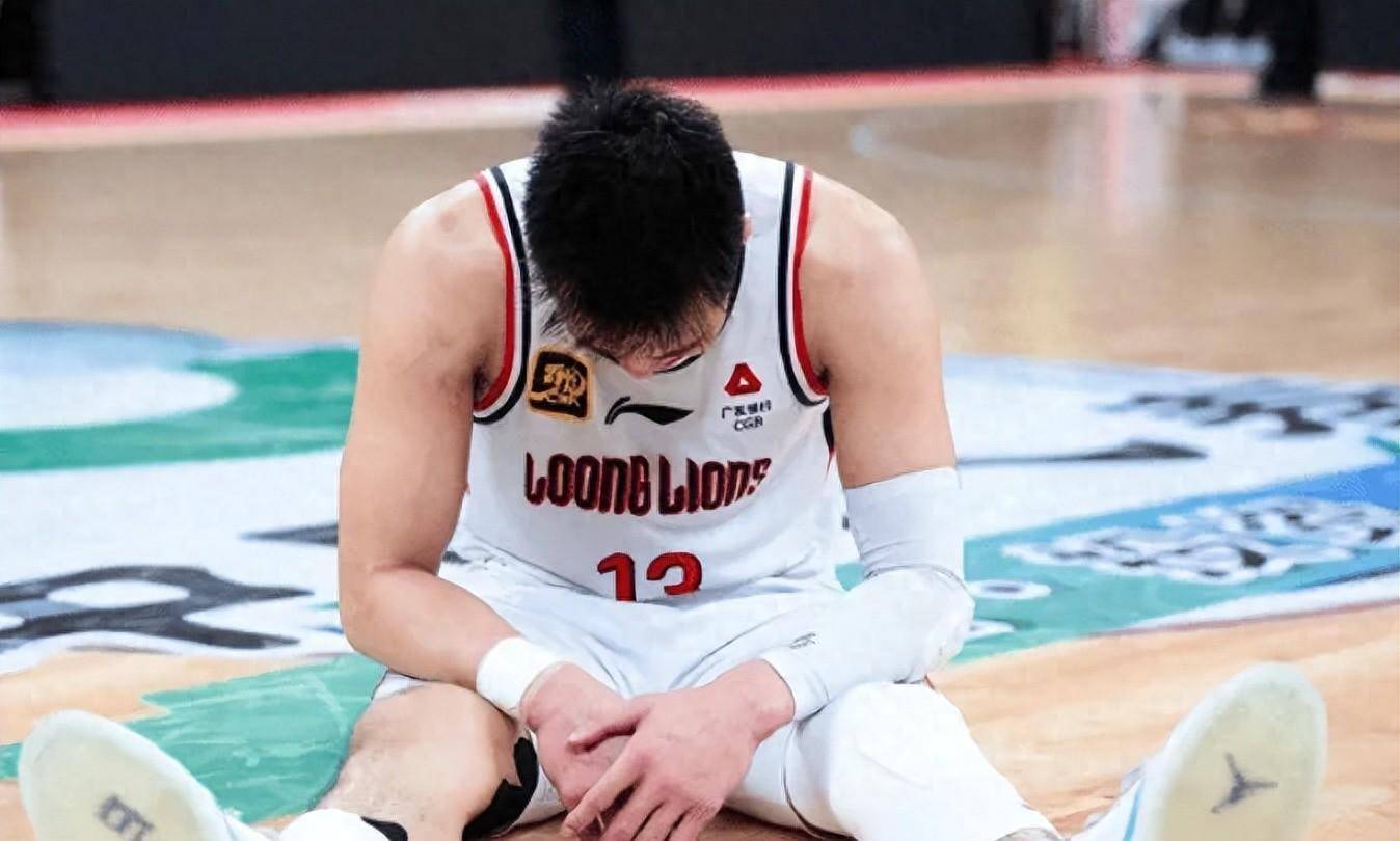 篮球贴身防守视频_篮球防守时贴身防守犯规吗_篮球规则用胸贴身防守是犯规吗