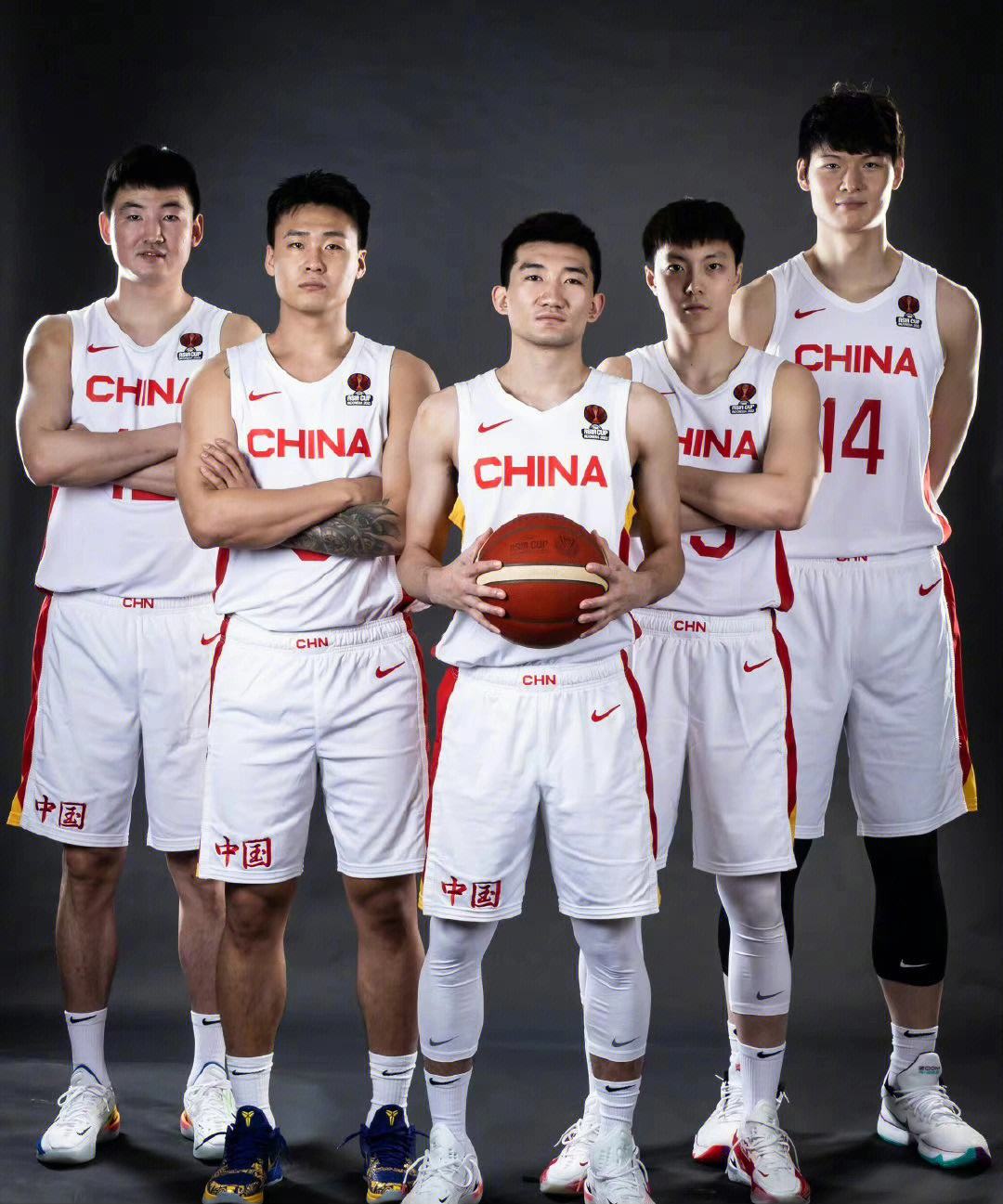 篮球贴身防守手部动作_篮球用胸防守算犯规么_篮球规则用胸贴身防守是犯规吗